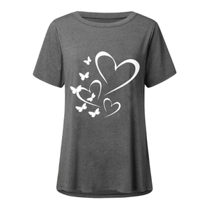 Détail de l'imprimé cœur et papillon sur le tissu chiné gris foncé d'un t-shirt femme