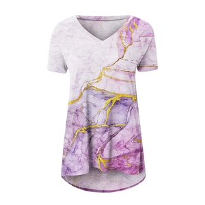 Détail du t-shirt à col en V pour femmes avec texture marbre violet et accents dorés