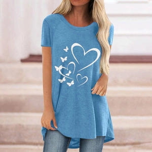 T-shirt femme bleu ciel à imprimé papillon et cœur sur un escalier extérieur