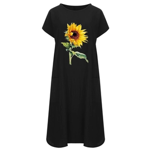 Detalle de estampado de girasoles en vestido negro de lino con mangas y bolsillos