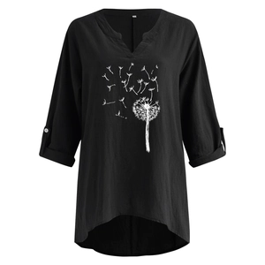 Détail de chemise en coton et lin avec col en V, motif pissenlit et pattes de manches