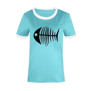 Détail du t-shirt bleu ciel avec col contrasté et imprimé graphique d'arête de poisson