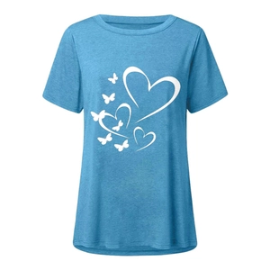 Détail d'un T-shirt bleu clair en coton avec imprimés cœur et papillons artistiques