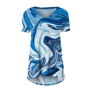 Détail du col en V et de l'imprimé marbré bleu sur un t-shirt d'été à manches courtes
