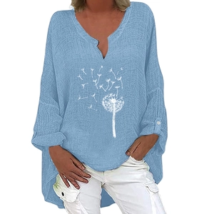 Détail du chemisier bleu clair en coton et lin avec imprimé pissenlit blanc et col en V