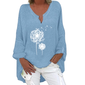 Detail der hellblauen V-Ausschnitt Bluse mit Pusteblumenmuster und asymmetrischem Saum