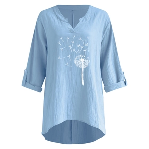Détail du chemisier en coton bleu ciel avec col en V et imprimé pissenlit blanc