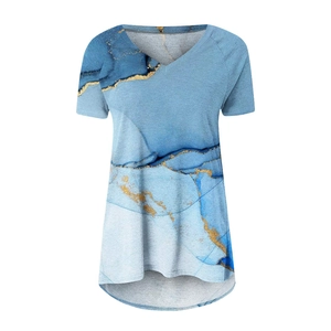 Détail de l'ourlet asymétrique du t-shirt à col en V avec motif marbre bleu et sable doré