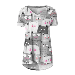 Détail du col en V sur un t-shirt d'été avec texture marbrée et imprimé chat mignon