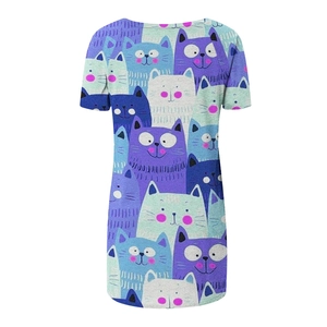 Détail de l'imprimé chat de dessin animé violet et bleu sur tissu d'été col en V