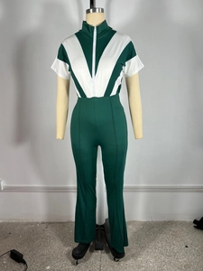 Détail d'une combinaison bicolore verte et blanche avec col zippé et pantalon évasé