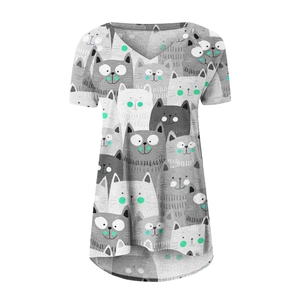 Détail du tissu à texture marbrée et motifs chats sur un t-shirt femme à col en V