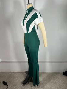 Vue latérale d'une combinaison vert foncé et blanc avec col zippé et jambes évasées
