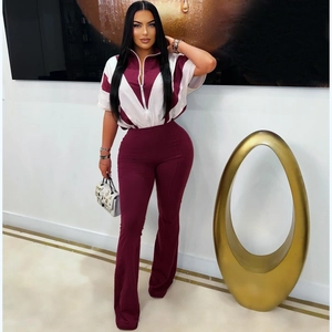 Ensemble deux pièces pour femme avec haut zippé bordeaux et pantalon évasé stylé