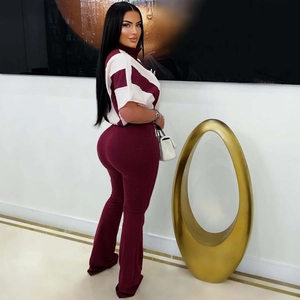 Détail d'un ensemble deux pièces bordeaux avec haut à manches courtes et pantalon évasé à taille haute