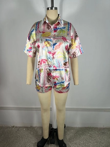 Détail d'un pyjama en satin pour femmes avec imprimés colorés de plage et ananas