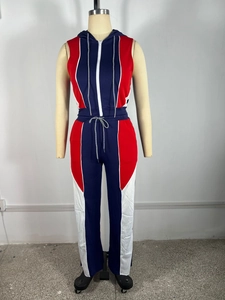 Détail d'un ensemble de sport sans manches à capuche avec empiècements en maille et cordon