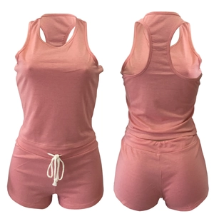 Vista fronte e retro di un completo sportivo rosa in cotone con canotta e pantaloncini