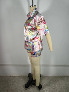 Détail de l'ensemble de plage en satin pour femme avec motifs de vagues et coquillages