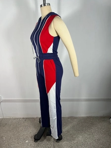 Détail du survêtement sans manches à capuche avec patchwork de mesh rouge bleu et blanc