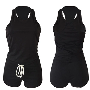 Dettaglio del top nero con retro a vogatore e pantaloncini sportivi coordinati