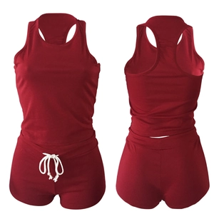 Dettaglio del set sportivo in cotone rosso scuro con canotta e pantaloncini con coulisse