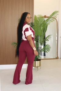 Détail d'une chemise à revers color-block bordeaux et d'un pantalon évasé à taille haute