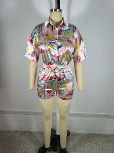 Détail d'un ensemble en satin deux pièces avec imprimés ananas et tropicaux sur chemise