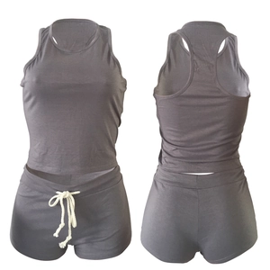 Dettaglio di un set sportivo in cotone grigio scuro con canotta e pantaloncini con cordoncino