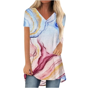 T-shirt col en V pour femmes avec imprimé marbre rose et bleu, style décontracté d'été