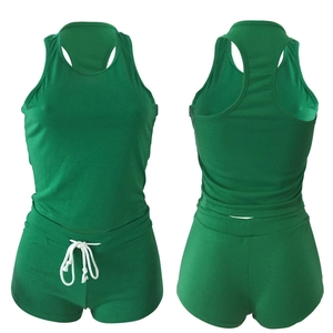 Dettaglio del set sportivo verde in cotone con canotta racerback e pantaloncini