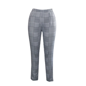 Dettaglio dei pantaloni slim da donna con classico motivo pied de poule bianco e nero