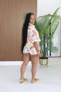 Ensemble deux pièces à imprimé tropical avec chemise à manches courtes et short de plage chic
