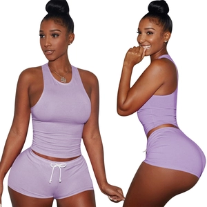 Vista dettagliata del completo sportivo lilla in cotone con pantaloncini a coulisse