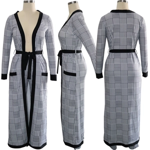 Dettaglio del set due pezzi pied-de-poule bianco e nero con cardigan lungo e cintura