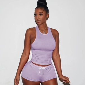 Dettaglio del set sportivo in cotone lavanda con top all'americana e pantaloncini regolabili