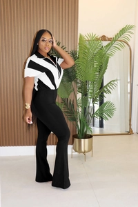 Détail d'une chemise à revers rayée noir et blanc avec un pantalon évasé noir à taille haute