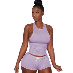 Dettaglio del set sportivo in cotone viola chiaro con gilet sottile e pantaloncini con coulisse