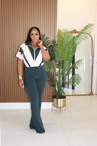 Détail d'un haut polo rayé rose et vert avec un pantalon évasé à taille haute