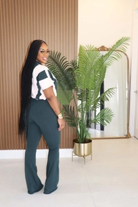 Détail d'un ensemble haut bicolore et pantalon évasé à taille haute sur un mannequin