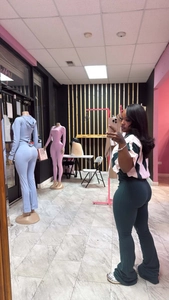 Détails de la combinaison de yoga taille haute avec fermeture éclair et coutures roses