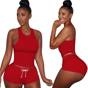 Completo sportivo rosso plus size donna con top all'americana e pantaloncini a vita alta
