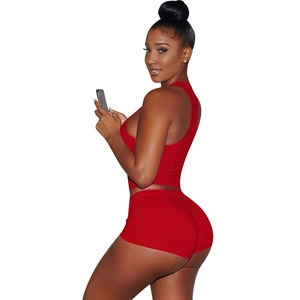 Vista laterale del set sportivo rosso con canotta slim e pantaloncini a vita alta
