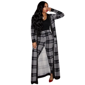 Dettaglio del cardigan lungo pied de poule con pantaloni abbinati e top nero