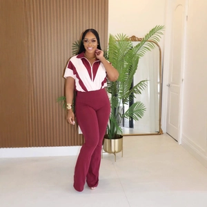 Ensemble femme deux pièces avec haut polo color-block et pantalon évasé taille haute