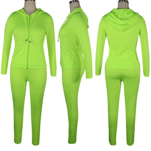 Drie-weg weergave van neon groene slim fit jas met capuchon en legging set