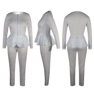 Détail de l'ensemble blanc deux pièces avec haut zippé et taille à volants peplum
