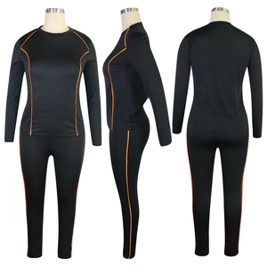Zweiteiliges schwarzes Damen-Sportset mit orangen Paspeln und langärmligem Oberteil
