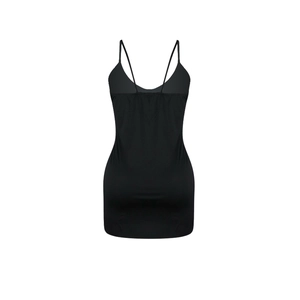 Detailansicht eines schwarzen Bodycon-Unterkleids mit schmalen Trägern und V-Rückenausschnitt