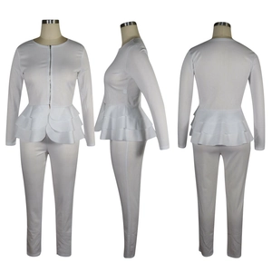 Vue en trois dimensions de la veste à basque blanche et du pantalon slim pour femme